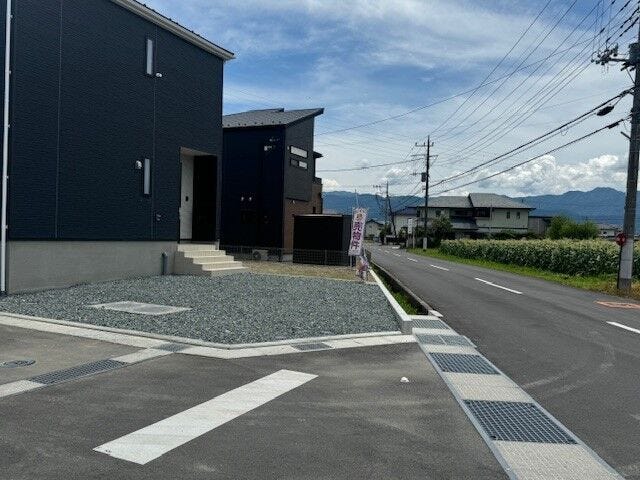 前面道路はゆったり幅でお車の入出庫も楽々です。(中央市井之口 新築建売住宅)