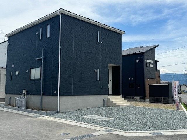 インナーバルコニーは突然の雨にも安心♪共働き家庭にも嬉しい設備です!全居室ペアガラス採用!繰り返す地震の揺れを吸収する家クワイエ♪防犯カメラ付きです♪(中央市井之口 新築建売住宅)
