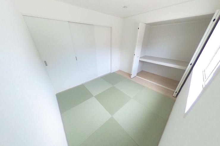 モダンな半畳畳の和洋室です。リビングと続き間になっており、客間やお子様の遊び場、お部屋としても活躍します。(中央市井之口 新築建売住宅)
