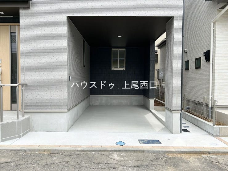 ビルトインガレージになっているので、天候を気にせず荷物を下ろす時も便利です