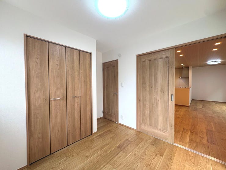 4.5帖の洋室。リビングと廊下から出入りできるので、来客対応部屋にも使用可能!