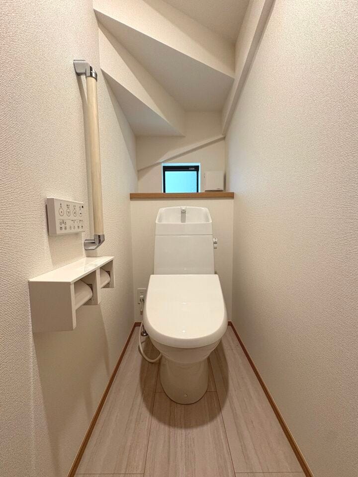 温水洗浄便座付トイレ。各階トイレで混雑時も安心です。
