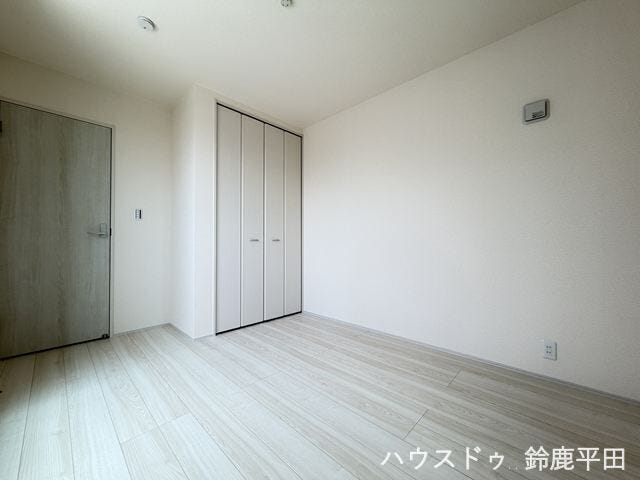 【2階南東側約5.4帖洋室】シンプルな内装のお部屋で家具のレイアウトがしやすいですね。