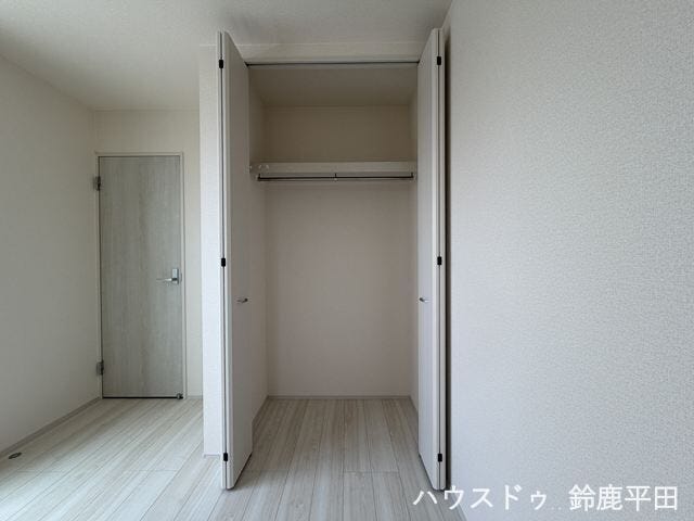 2階南東側約5.4帖洋室に設置された収納スペースです。衣服や日用品などすっきり整理できます。