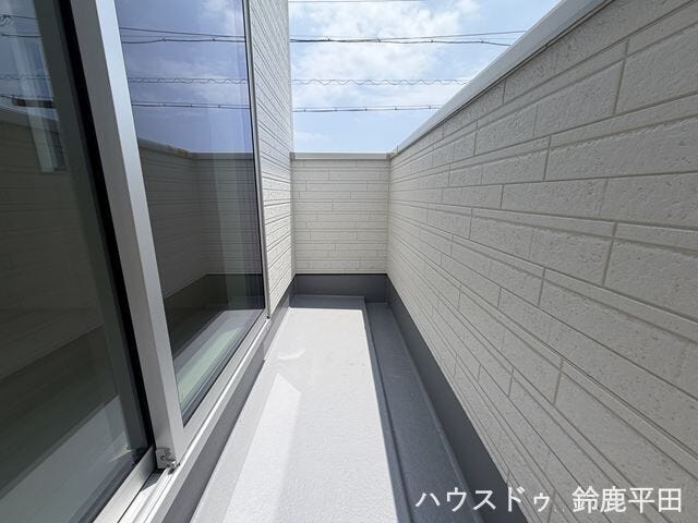 南東側約4.5帖洋室に面した南向きのバルコニー。日当たりが良く、外からの視線が気になりにくいプライバシーに配慮された設計なのがいいですね。
