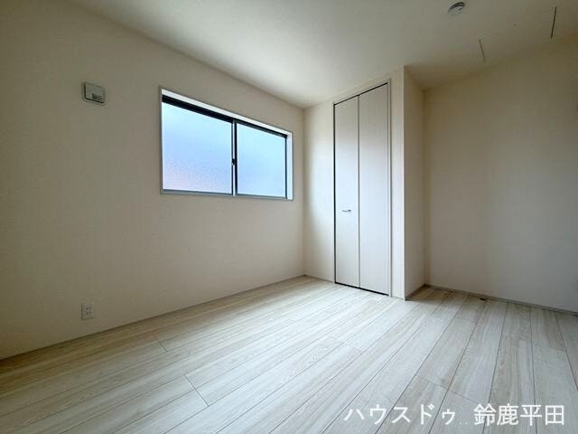 【2階南側約5.4帖洋室】南側から光が差し込む明るいお部屋で、寝室やワークスペースなどさまざまな用途に合わせて活用できます。