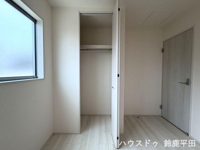 2階南側約5.4帖洋室に設置された収納スペースです。奥行きがあるので、収納力がいいところが特徴です。