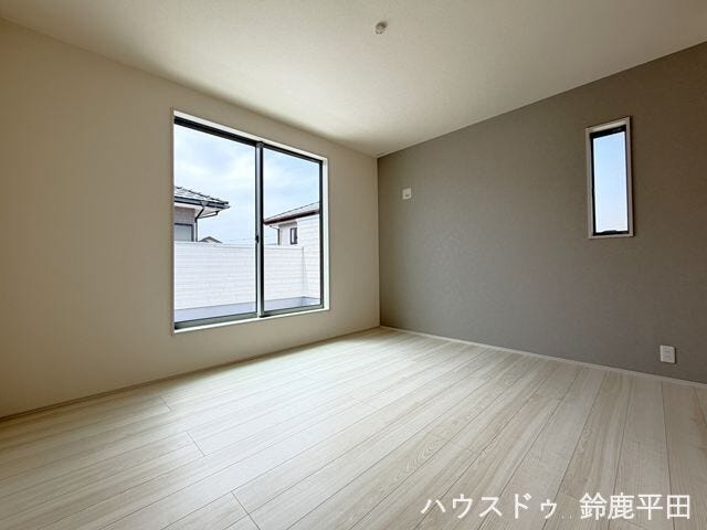 【2階南西側約7帖洋室】ゆとりある広さでベッドなどの配置もしやすく、主寝室におすすめのお部屋です。