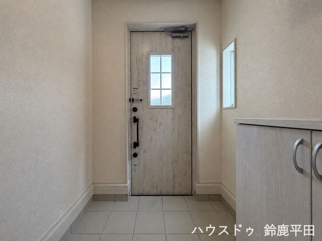 採光窓から明るい光が差し込む玄関です。シューズボックスも備え玄関周りをすっきり保てます。