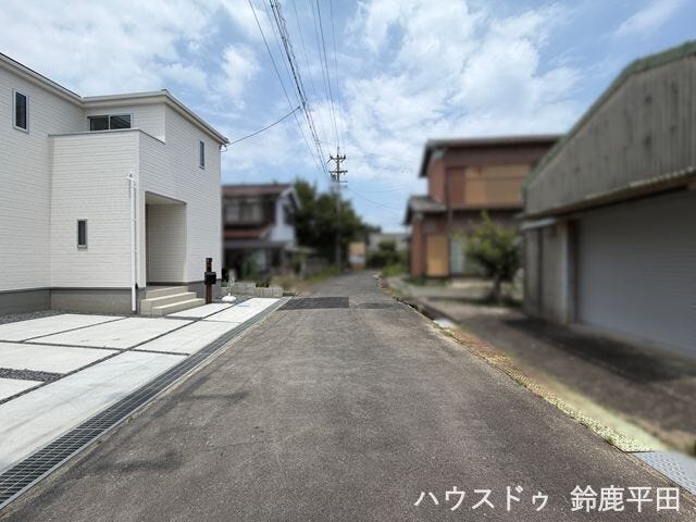 【東側幅員約4.9m前面道路】ゆとりある道幅で交通量も少ないので、安心して走行できます。(2026年7月19日 撮影)