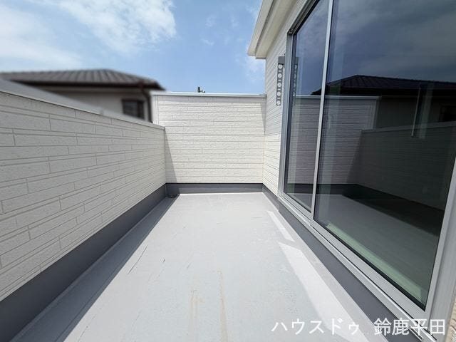 南西側約7帖洋室に面した南向きのバルコニー。日当たりが良く、広さもあるので洗濯物や布団などを干すのに便利なスペースです。