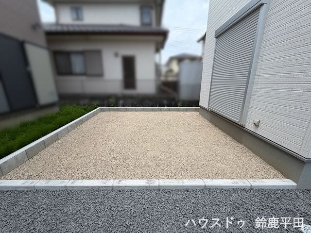 ブロック塀に囲まれていてお手入れがしやすいお庭です。ガーデニングや家庭菜園などさまざまな用途に合わせて活用できます。