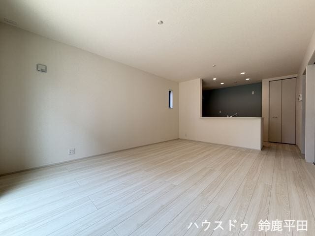 約15.7帖の広々したLDKです。対面キッチンなのでご家族と会話しながらでも家事ができるのがいいですね。