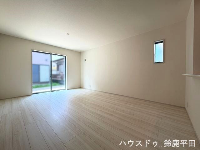 大きな窓から自然光が差し込み、明るく開放感のあるお部屋です。家具のレイアウトがしやすいのも特徴です。