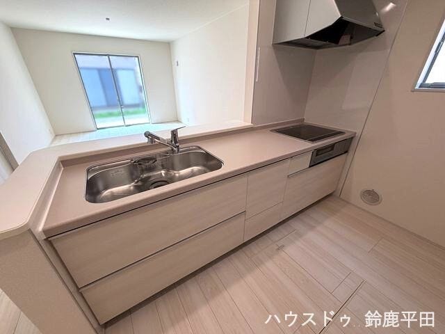 シンプルなデザインが特徴のキッチンです。対面キッチンなのでリビングの様子を常に見れるのがいいですね。