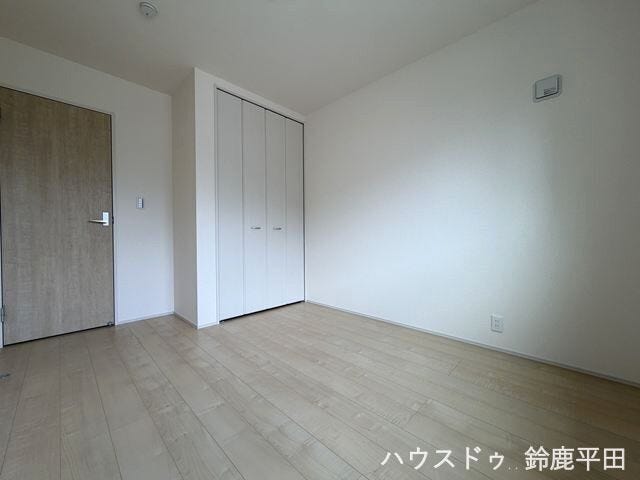 【北東約5.4帖洋室】ゆとりある広さでシンプルな間取りなので家具のレイアウトがしやすいです。