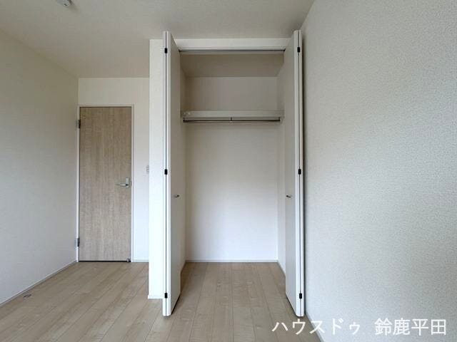 北東約5.4帖洋室に設置された収納スペースです。ハンガーパイプがついているので衣服はもちろん、バッグや小物なども整理できます。