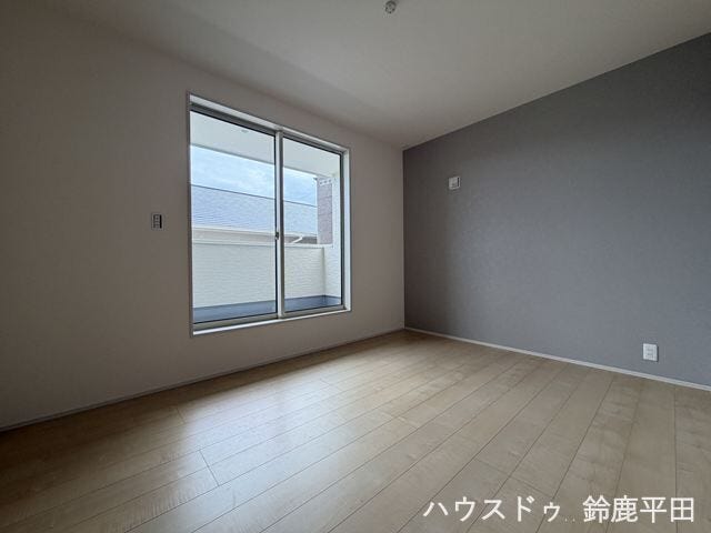 【南側約6.5帖洋室】グレーの壁紙がアクセントのお部屋です。バルコニーが繋がっているので明るい日差しが差し込みます。