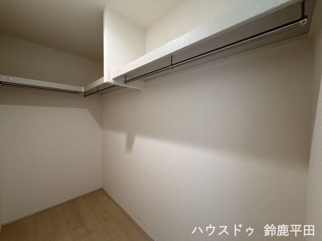 南側約6.5帖洋室に設置されたウォークインクローゼットです。広々としているので季節ごとに衣服を収納できます。