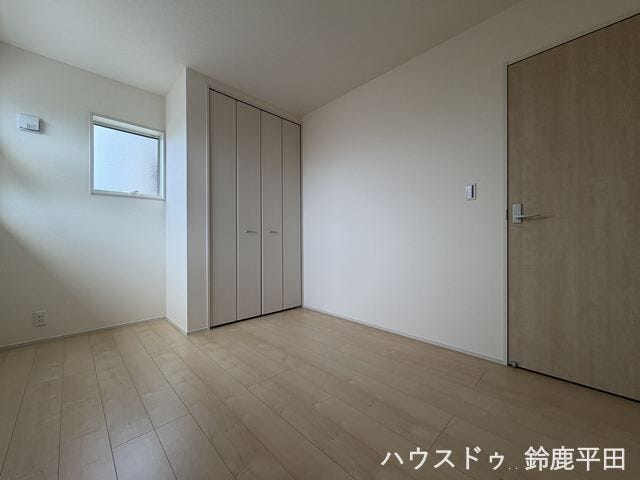 【北西約5.4帖洋室】窓から明るい日差しが差し込み、過ごしやすい空間です。