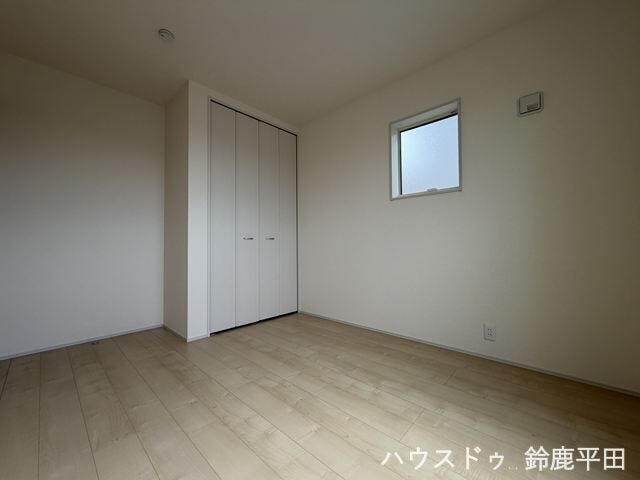 【南西側約5.4帖洋室】ゆとりのあるお部屋で、寝室やワークスペースなど多様な用途で活用できます。