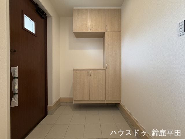 シューズインクローゼット付きの広さのある玄関です。玄関周りをすきり保つことができます。