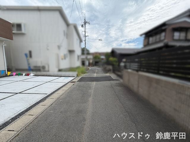 【西側幅員約4.0m前面道路】車通りが少ないので安心して車の出し入れができます。(2026年7月27日 撮影)
