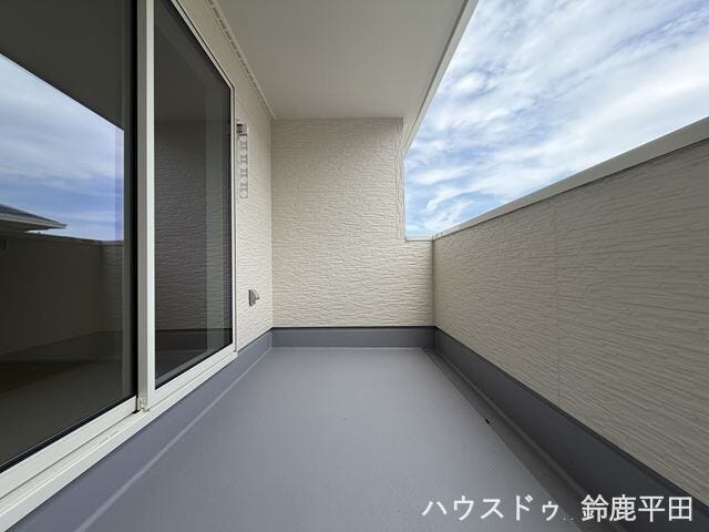 南側6.5帖に隣接されたバルコニーです。屋根がついているので天気を気にせず洗濯物を干すことができます。
