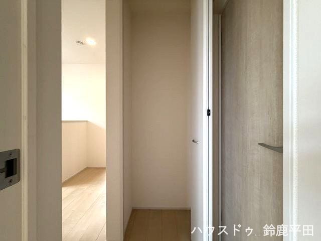 2階階段付近に設置された収納スペースです。ご家族共用でも使える便利な収納で、さまざまな用途に合わせて整理できます。
