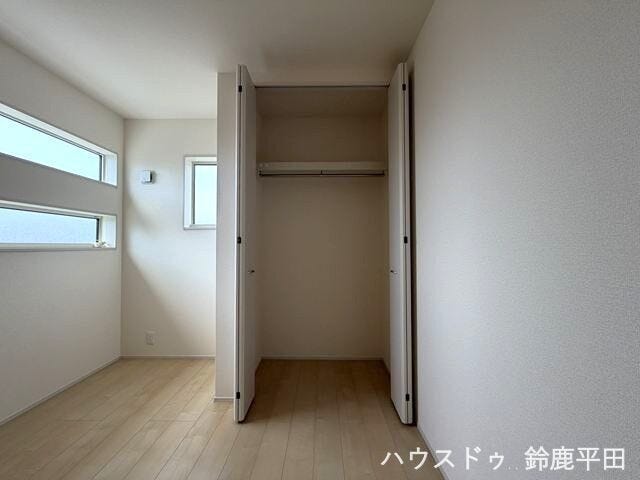 北西側約5.4帖洋室に設置された収納スペースです。衣服のほかに日用品などもすっきり整理ができます。