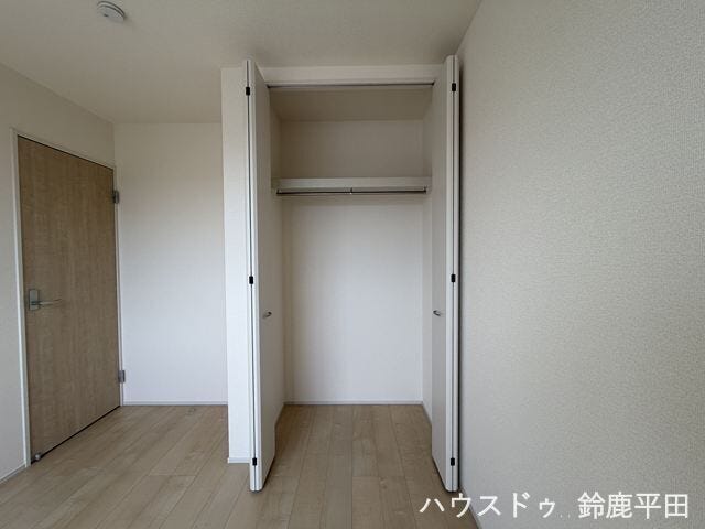 南西側約5.4帖洋室に設置された収納スペースです。ハンガーパイプを備え、衣服をすっきり整理できます。
