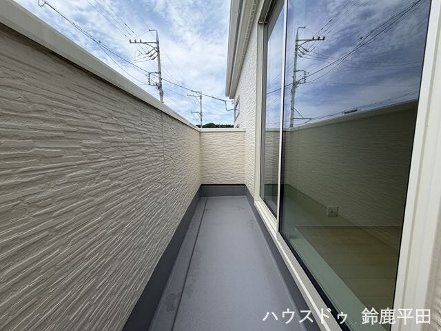 南西側5.4帖洋室内に設置されたバルコニーです。プライバシーに配慮された設計になっているので安心です。