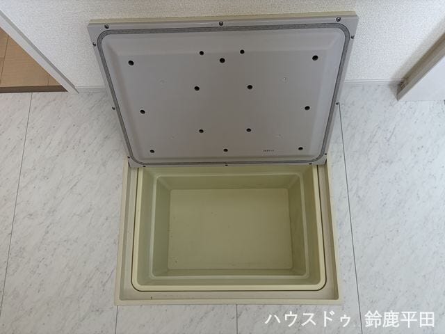 キッチンに設置された床下収納です。食品のストックや非常食などすっきり整理できます。