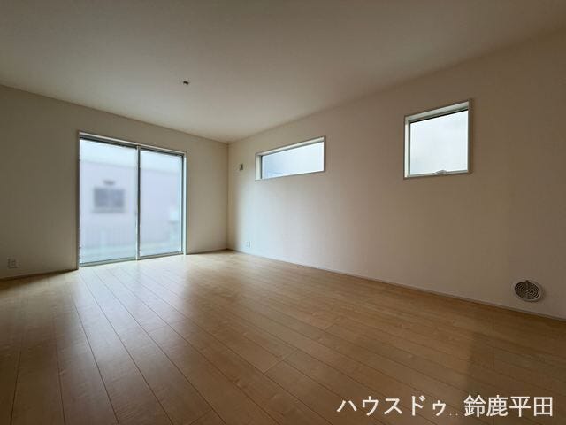 3面採光で外から明るい日差しが差し込み、快適に過ごすことができます。間取りもシンプルで家具のレイアウトもしやすいですね。