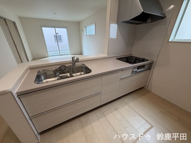 シンプルなデザインが特徴の対面式キッチンです。リビングの様子が見れるのでご家族と会話しながらでも家事ができます。