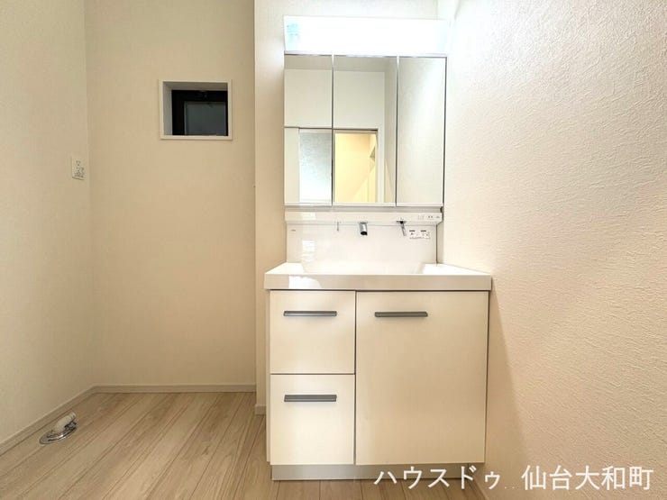 三面鏡の裏は大容量の収納スペースになっています+*
