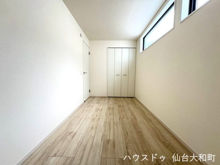 じつはここ納戸なんです!5帖の広さと窓・クローゼット付き♪趣味のお部屋やテレワークにも使えるスペースです+*
