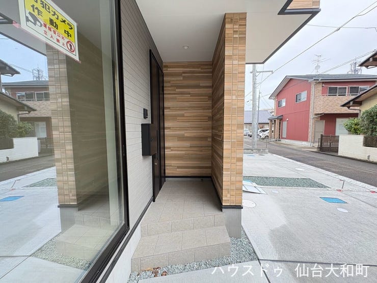 玄関ポーチは、通路からの自然に配慮した作りになっています+*
