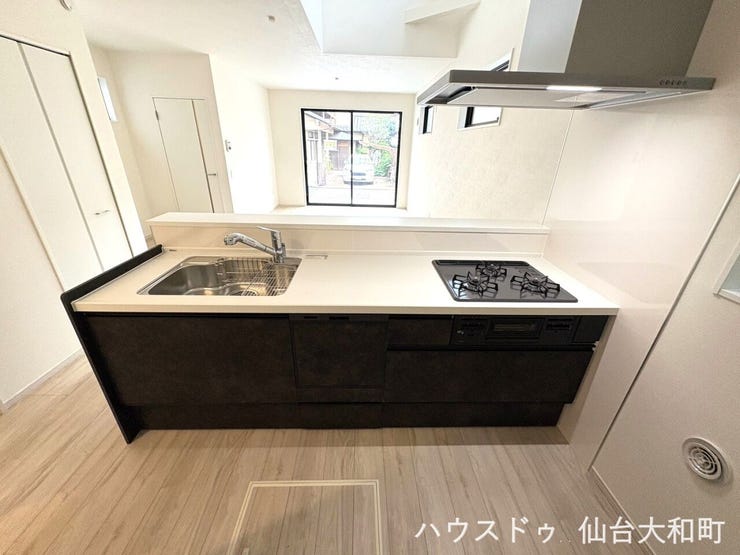 お料理しながら家族の様子が見守れる対面式キッチン+*