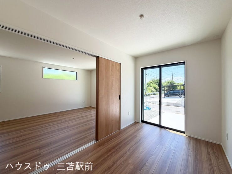 1階洋室。南向きで陽当たり良好。防犯シャッター付きで安心です!