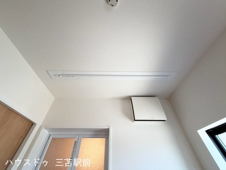 洗面所には吊下げ対応の室内物干し付♪