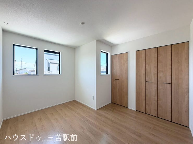 2階6.2帖の洋室。小さめの窓が多く設置されており、お子様部屋としてもオススメです!