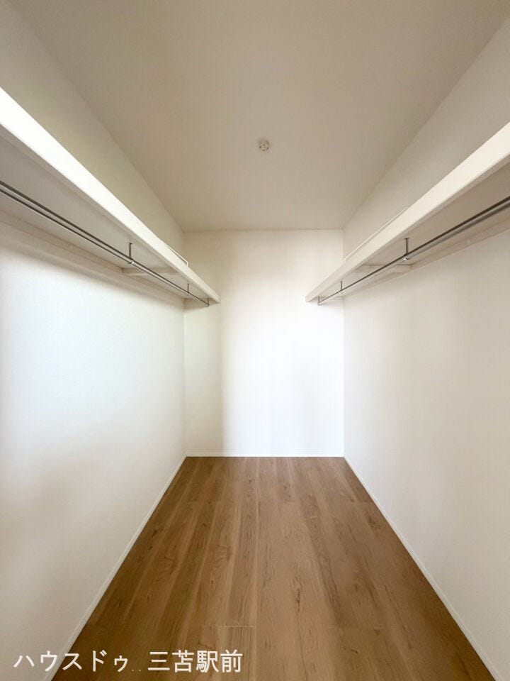 WICつき。左右に分かれており、ご夫婦それぞれの洋服を収納するのにも便利です!