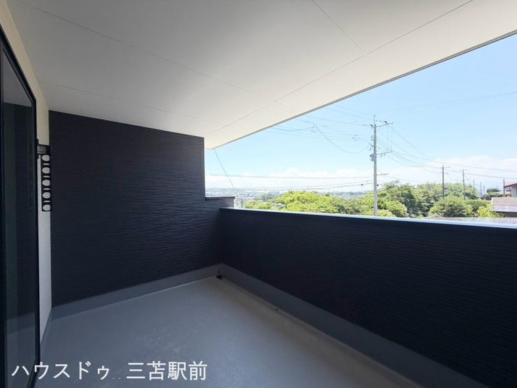 奥行のあるインナーバルコニー。お洗濯物もゆったり干せます!