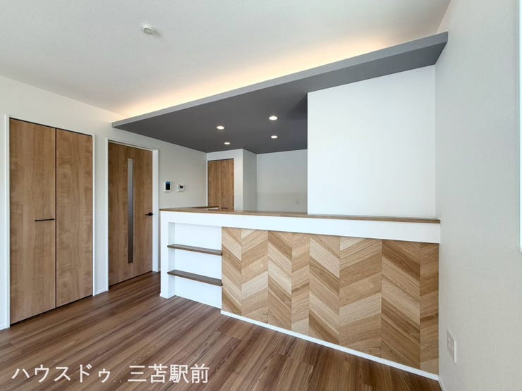オシャレな腰壁、折り下げ天井には照明が施されこだわりのダイニングスペース。
