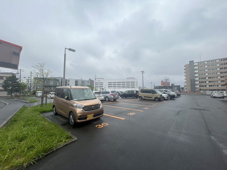 敷地内駐車場に空きがございます。