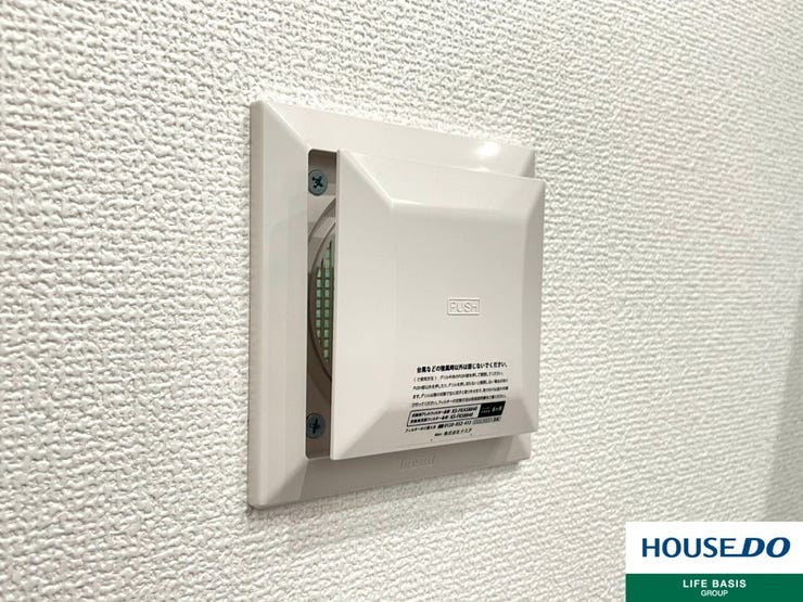 【24時間換気システム】とは、窓を開けなくても吸気口から外の空気が入ってきて、排気口から出ていく仕組みのことです。絶えず空気を入れ替えることで、シックハウス症候群やアレルギー対策の予防になります!