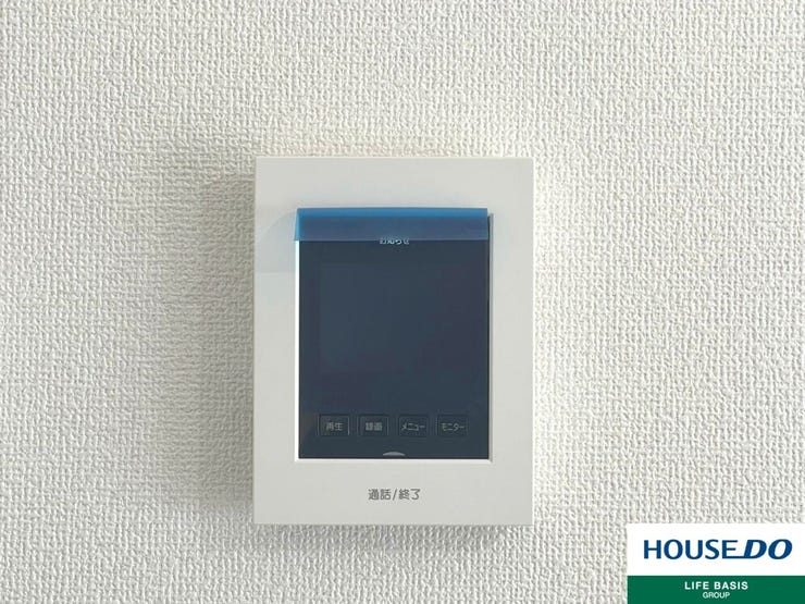 【インターホン】来客時に便利なモニター付インターホン。玄関ドアを開けることなく夜間でも訪問者の顔をモニターで確認できるため、トラブル防止にも繋がります。奥様やお子様のみのご在宅でも安心の防犯設備です!