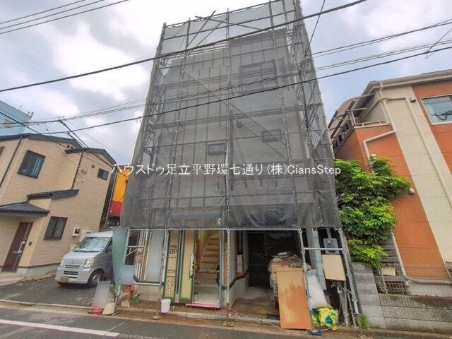 【外観】
前面道路は見通しが良く、車での移動や日々の出入りもしやすい住環境です。