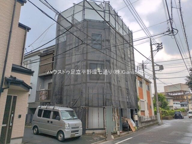 建物全体を確認しやすい現地写真。堂々とした3階建ての存在感が印象的です。